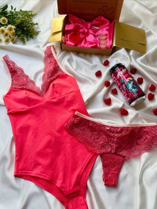 Červnové předplatné? Plné malinové radosti 💘 V hlavní roli bavlněné body s krajkovým výstřihem, které krásně zvýrazní...